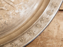 Carica l&#39;immagine nel visualizzatore di Gallery, Piatto Marocco In Alluminio Lavorato Ad Incisione. Pezzo Unico.  Dimensioni diametro 29 profondità 2cm  per ulteriori info o dettagli: info@etniko.it 0039 3338778241 ig/fb : etniko by crosato etsy : etnikobycrosato