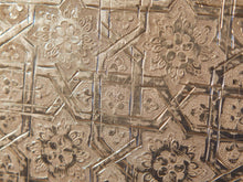 Carica l&#39;immagine nel visualizzatore di Gallery, Piatto Marocco In Alluminio Lavorato Ad Incisione. Pezzo Unico.  Dimensioni diametro 29 profondità 2cm  per ulteriori info o dettagli: info@etniko.it 0039 3338778241 ig/fb : etniko by crosato etsy : etnikobycrosato