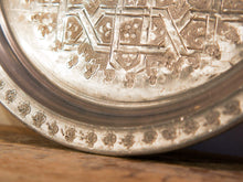 Carica l&#39;immagine nel visualizzatore di Gallery, Piatto Marocco In Alluminio Lavorato Ad Incisione. Pezzo Unico.  Dimensioni diametro 29 profondità 2cm  per ulteriori info o dettagli: info@etniko.it 0039 3338778241 ig/fb : etniko by crosato etsy : etnikobycrosato