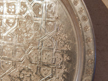 Carica l&#39;immagine nel visualizzatore di Gallery, Piatto Marocco In Alluminio Lavorato Ad Incisione. Pezzo Unico.  Dimensioni diametro 29 profondità 2cm  per ulteriori info o dettagli: info@etniko.it 0039 3338778241 ig/fb : etniko by crosato etsy : etnikobycrosato