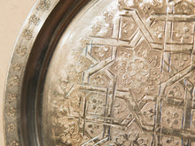 Carica l&#39;immagine nel visualizzatore di Gallery, Piatto Marocco In Alluminio Lavorato Ad Incisione. Pezzo Unico.  Dimensioni diametro 29 profondità 2cm  per ulteriori info o dettagli: info@etniko.it 0039 3338778241 ig/fb : etniko by crosato etsy : etnikobycrosato