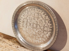 Carica l&#39;immagine nel visualizzatore di Gallery, Piatto Marocco In Alluminio Lavorato Ad Incisione. Pezzo Unico.  Dimensioni diametro 29 profondità 2cm  per ulteriori info o dettagli: info@etniko.it 0039 3338778241 ig/fb : etniko by crosato etsy : etnikobycrosato