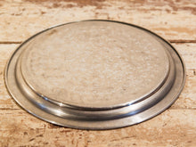 Carica l&#39;immagine nel visualizzatore di Gallery, Piatto Marocco In Alluminio Lavorato Ad Incisione. Pezzo Unico.  Dimensioni diametro 29 profondità 2cm  per ulteriori info o dettagli: info@etniko.it 0039 3338778241 ig/fb : etniko by crosato etsy : etnikobycrosato