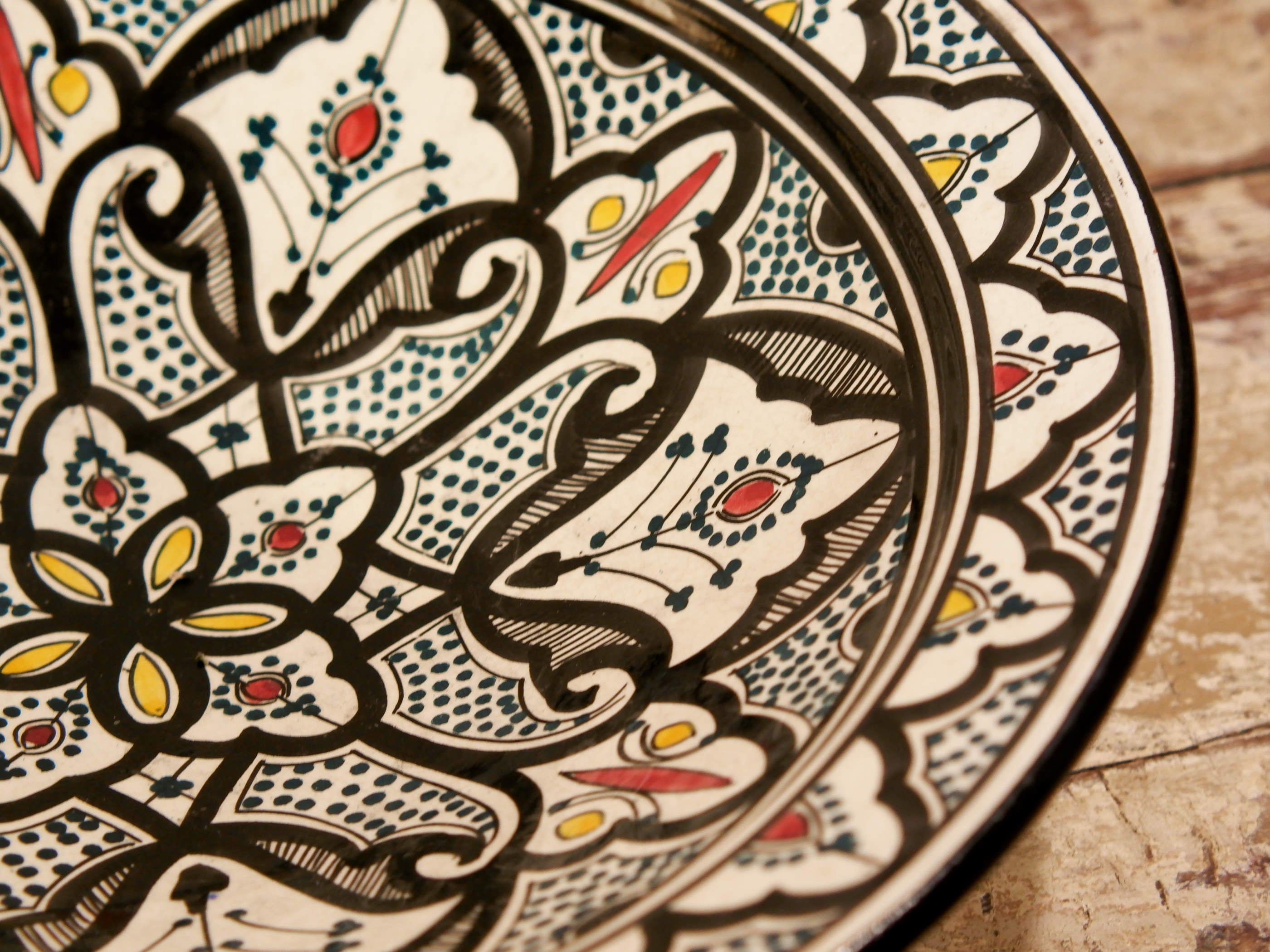 piatto decorato Marocco dipinto in terracotta di fes. La Tradizionale Terracotta Di Fes é Impastata, Decorata, Cotta, Smaltata E Nuovamente Cotta Nel Forno A Legna (Non Nel Forno A Gas Che Rende Lo Smalto Omogeneo E Senza L'Effetto Delle Crepe). Decorato artigianlamente con i classici motivi berberi marocchini . Pezzo Unico. fori sul retro per poterlo appendere . base per appoggio .  Dimensioni Diametro 41 h 10 cm