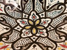 Carica l&#39;immagine nel visualizzatore di Gallery, piatto decorato Marocco dipinto in terracotta di fes. La Tradizionale Terracotta Di Fes é Impastata, Decorata, Cotta, Smaltata E Nuovamente Cotta Nel Forno A Legna (Non Nel Forno A Gas Che Rende Lo Smalto Omogeneo E Senza L&#39;Effetto Delle Crepe). Decorato artigianlamente con i classici motivi berberi marocchini . Pezzo Unico. fori sul retro per poterlo appendere . base per appoggio .  Dimensioni Diametro 41 h 10 cm