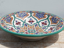 Carica l&#39;immagine nel visualizzatore di Gallery, Piatto decorato Marocco dipinto in terracotta di fes. La Tradizionale Terracotta Di Fes é Impastata, Decorata, Cotta, Smaltata E Nuovamente Cotta Nel Forno A Legna (Non Nel Forno A Gas Che Rende Lo Smalto Omogeneo E Senza L&#39;Effetto Delle Crepe). Decorato artigianlamente con i classici motivi berberi marocchini . Pezzo Unico. fori sul retro per poterlo appendere . base per appoggio .  Dimensioni Diametro 35 h9cm