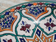Carica l&#39;immagine nel visualizzatore di Gallery, Piatto decorato Marocco dipinto in terracotta di fes. La Tradizionale Terracotta Di Fes é Impastata, Decorata, Cotta, Smaltata E Nuovamente Cotta Nel Forno A Legna (Non Nel Forno A Gas Che Rende Lo Smalto Omogeneo E Senza L&#39;Effetto Delle Crepe). Decorato artigianlamente con i classici motivi berberi marocchini . Pezzo Unico. fori sul retro per poterlo appendere . base per appoggio .  Dimensioni Diametro 35 h9cm