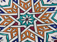 Carica l&#39;immagine nel visualizzatore di Gallery, Piatto decorato Marocco dipinto in terracotta di fes. La Tradizionale Terracotta Di Fes é Impastata, Decorata, Cotta, Smaltata E Nuovamente Cotta Nel Forno A Legna (Non Nel Forno A Gas Che Rende Lo Smalto Omogeneo E Senza L&#39;Effetto Delle Crepe). Decorato artigianlamente con i classici motivi berberi marocchini . Pezzo Unico. fori sul retro per poterlo appendere . base per appoggio .  Dimensioni Diametro 35 h9cm