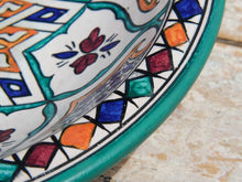 Carica l&#39;immagine nel visualizzatore di Gallery, Piatto decorato Marocco dipinto in terracotta di fes. La Tradizionale Terracotta Di Fes é Impastata, Decorata, Cotta, Smaltata E Nuovamente Cotta Nel Forno A Legna (Non Nel Forno A Gas Che Rende Lo Smalto Omogeneo E Senza L&#39;Effetto Delle Crepe). Decorato artigianlamente con i classici motivi berberi marocchini . Pezzo Unico. fori sul retro per poterlo appendere . base per appoggio .  Dimensioni Diametro 35 h9cm