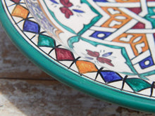 Carica l&#39;immagine nel visualizzatore di Gallery, Piatto decorato Marocco dipinto in terracotta di fes. La Tradizionale Terracotta Di Fes é Impastata, Decorata, Cotta, Smaltata E Nuovamente Cotta Nel Forno A Legna (Non Nel Forno A Gas Che Rende Lo Smalto Omogeneo E Senza L&#39;Effetto Delle Crepe). Decorato artigianlamente con i classici motivi berberi marocchini . Pezzo Unico. fori sul retro per poterlo appendere . base per appoggio .  Dimensioni Diametro 35 h9cm