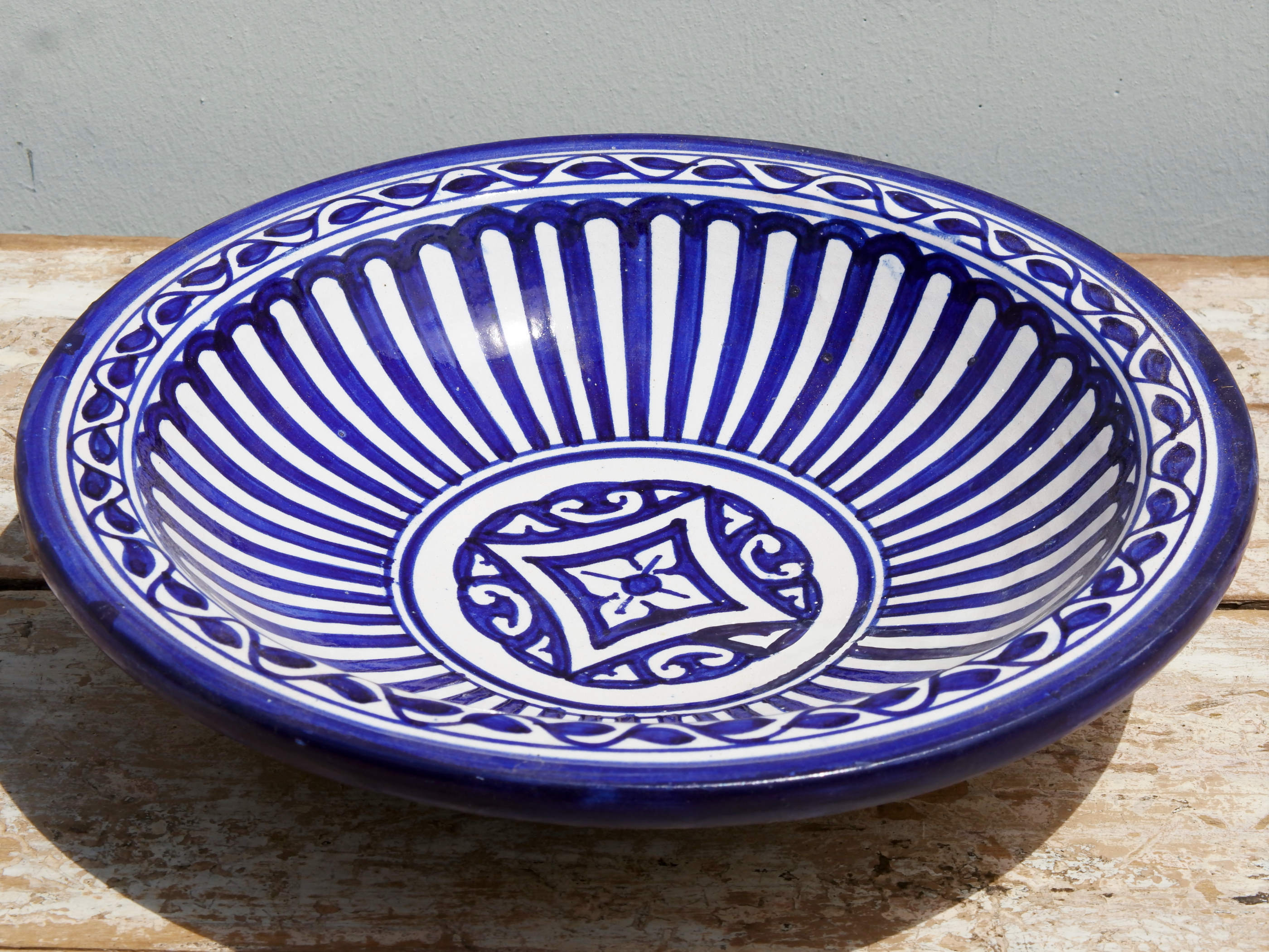 Piatto decorato Marocco dipinto in terracotta di fes. La Tradizionale Terracotta Di Fes é Impastata, Decorata, Cotta, Smaltata E Nuovamente Cotta Nel Forno A Legna (Non Nel Forno A Gas Che Rende Lo Smalto Omogeneo E Senza L'Effetto Delle Crepe). Decorato artigianlamente con i classici motivi berberi marocchini . Pezzo Unico. fori sul retro per poterlo appendere . base per appoggio .  Dimensioni Diametro 30 h7cm