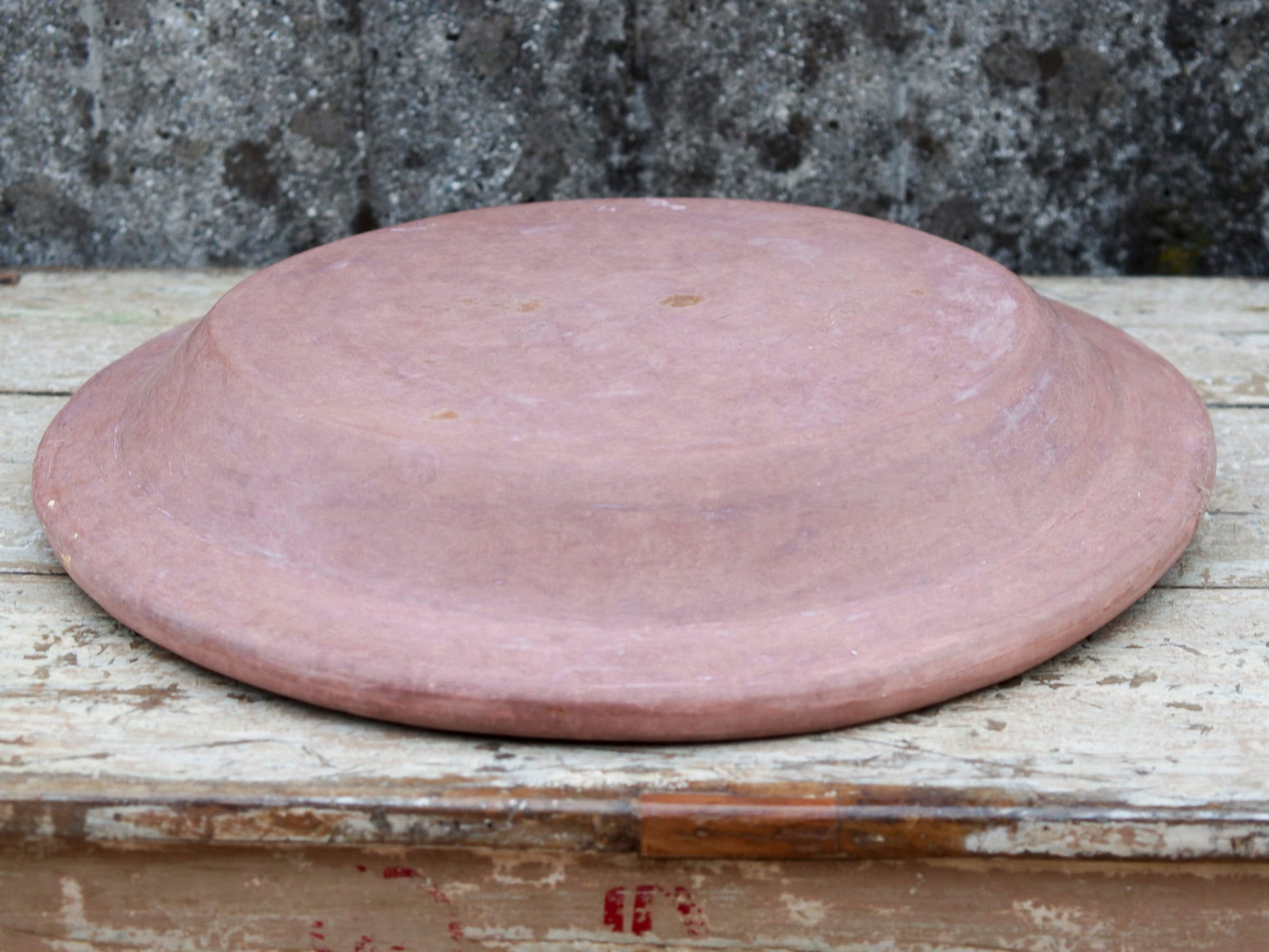 Piatto, centrotavola, ciotola tadelakt, un intonaco di origine marocchina tipico della città di Marrakech, un metodo completamente ecologico basato sull'utilizzo di calce idrata, sapone nero, pigmenti naturali e cere. Dimensioni Diametro 45 h7cm.