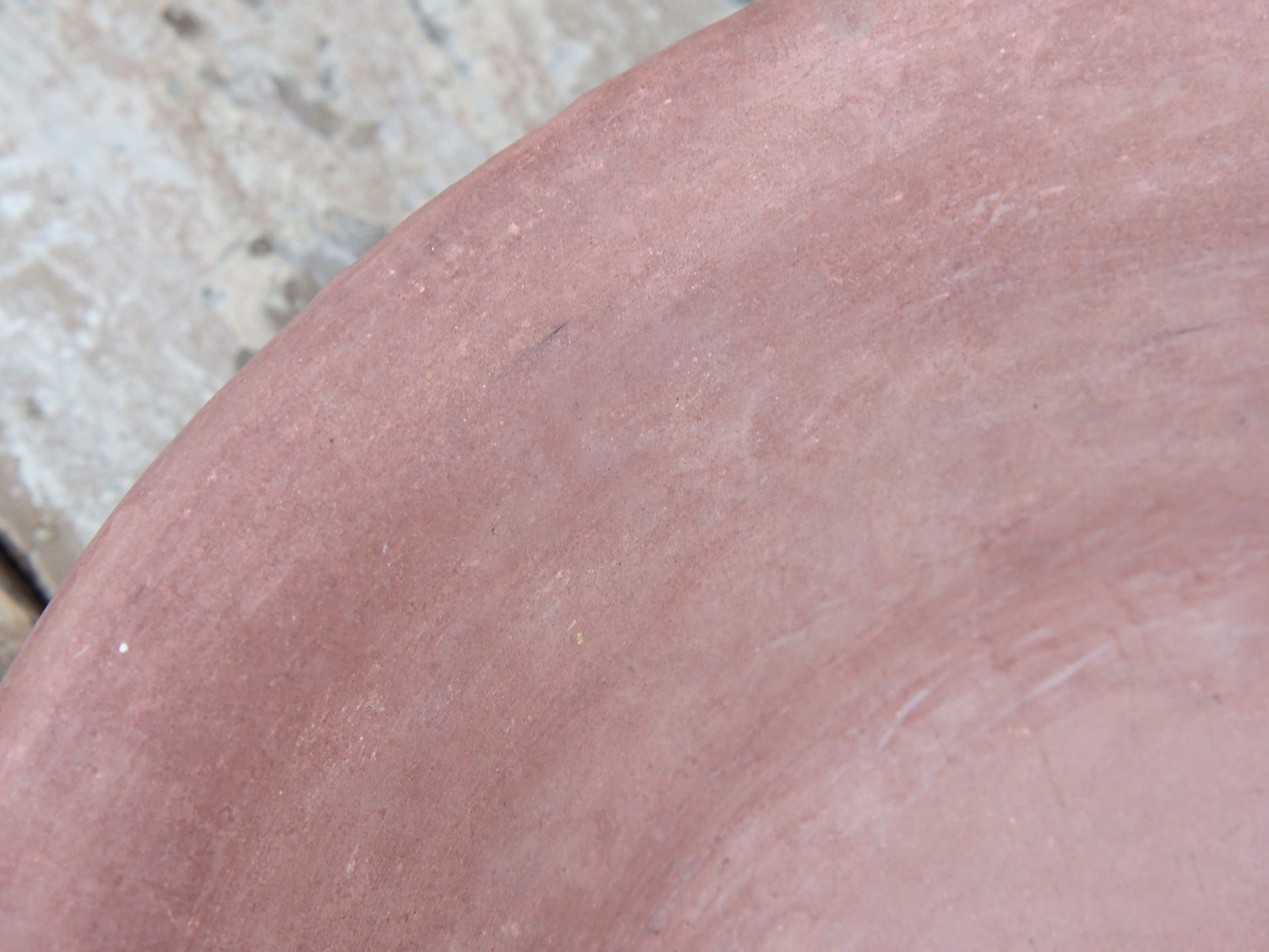 Piatto, centrotavola, ciotola tadelakt, un intonaco di origine marocchina tipico della città di Marrakech, un metodo completamente ecologico basato sull'utilizzo di calce idrata, sapone nero, pigmenti naturali e cere. Dimensioni Diametro 45 h7cm.