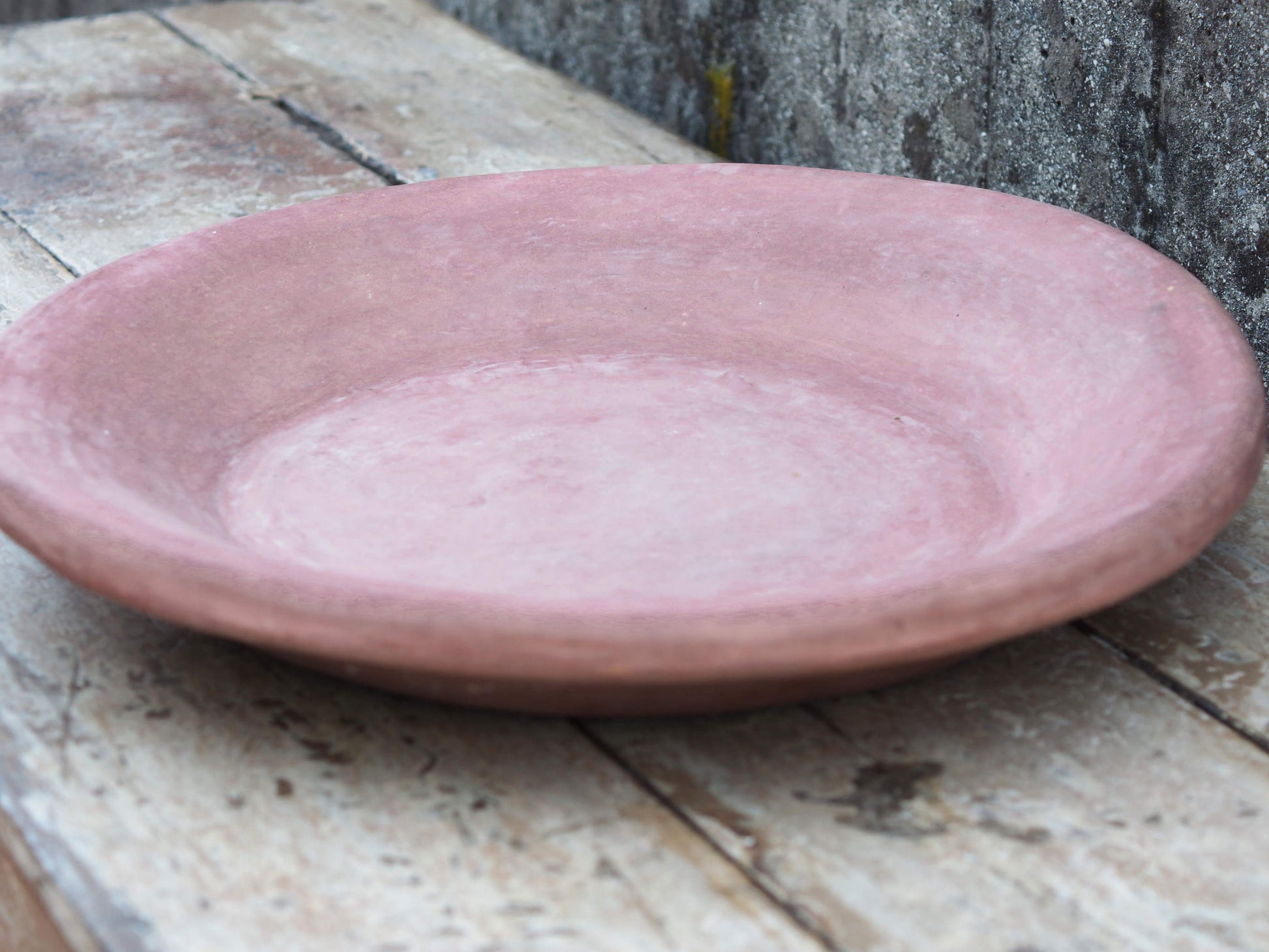 Piatto, centrotavola, ciotola tadelakt, un intonaco di origine marocchina tipico della città di Marrakech, un metodo completamente ecologico basato sull'utilizzo di calce idrata, sapone nero, pigmenti naturali e cere. Dimensioni Diametro 45 h7cm.