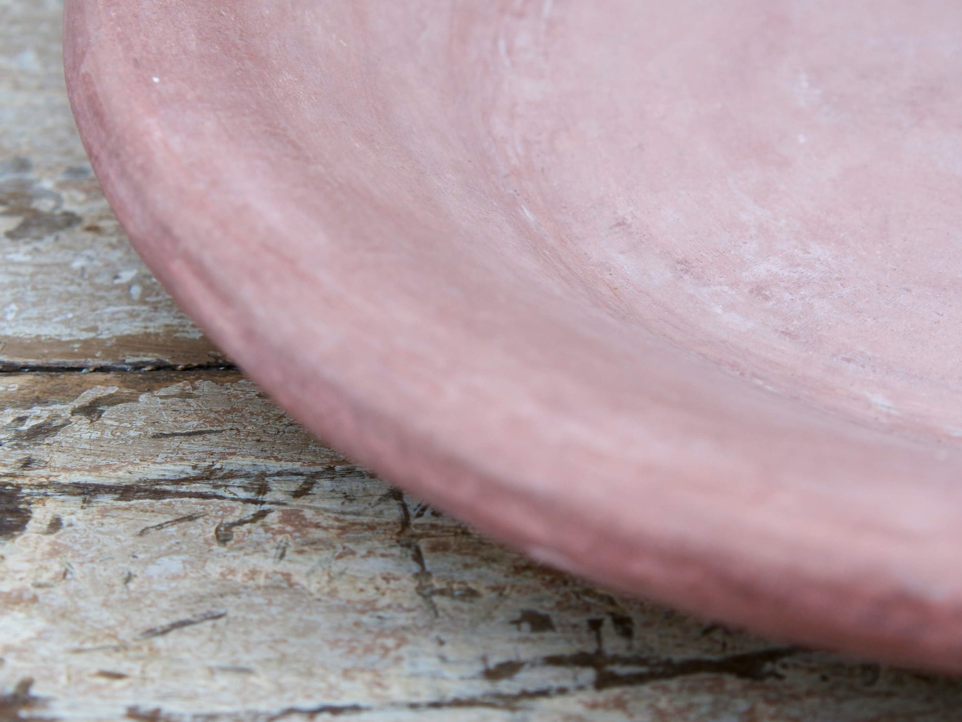 Piatto, centrotavola, ciotola tadelakt, un intonaco di origine marocchina tipico della città di Marrakech, un metodo completamente ecologico basato sull'utilizzo di calce idrata, sapone nero, pigmenti naturali e cere. Dimensioni Diametro 45 h7cm.