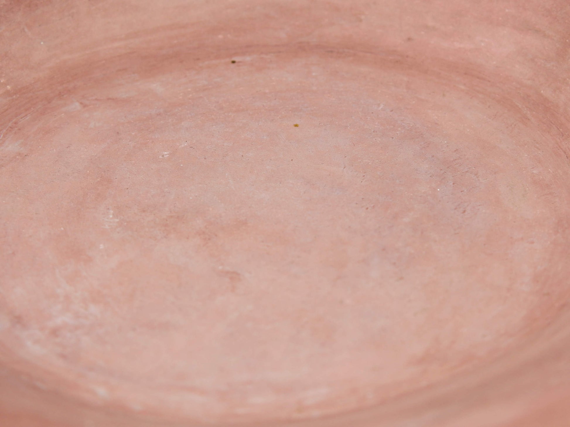 Piatto, centrotavola, ciotola tadelakt, un intonaco di origine marocchina tipico della città di Marrakech, un metodo completamente ecologico basato sull'utilizzo di calce idrata, sapone nero, pigmenti naturali e cere. Dimensioni Diametro 45 h7cm.