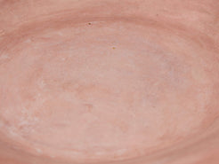 Piatto, centrotavola, ciotola tadelakt, un intonaco di origine marocchina tipico della città di Marrakech, un metodo completamente ecologico basato sull'utilizzo di calce idrata, sapone nero, pigmenti naturali e cere. Dimensioni Diametro 45 h7cm.