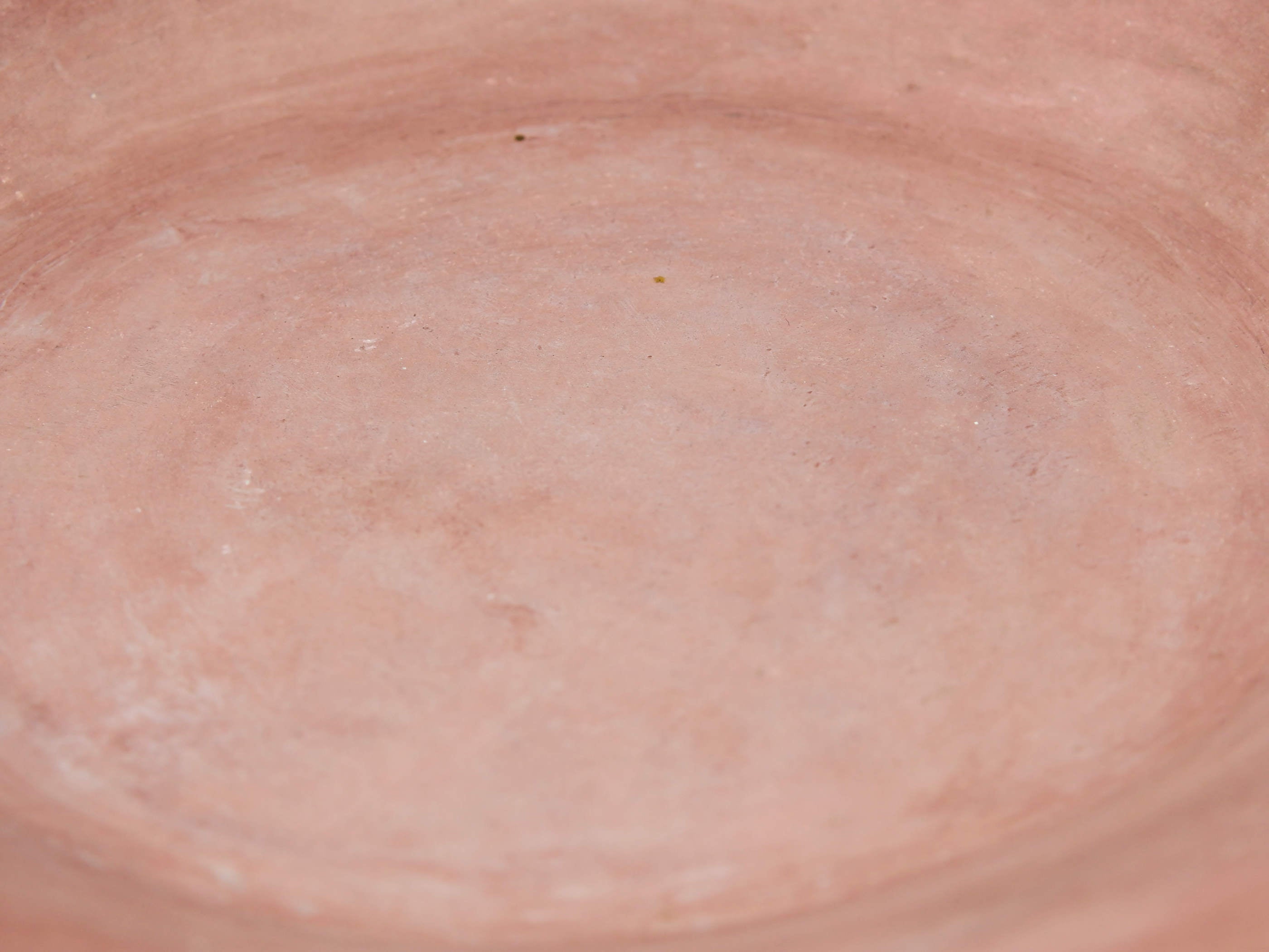 Piatto, centrotavola, ciotola tadelakt, un intonaco di origine marocchina tipico della città di Marrakech, un metodo completamente ecologico basato sull'utilizzo di calce idrata, sapone nero, pigmenti naturali e cere. Dimensioni Diametro 45 h7cm.