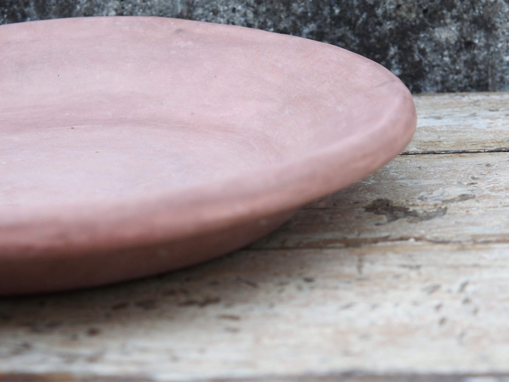 Piatto, centrotavola, ciotola tadelakt, un intonaco di origine marocchina tipico della città di Marrakech, un metodo completamente ecologico basato sull'utilizzo di calce idrata, sapone nero, pigmenti naturali e cere. Dimensioni Diametro 45 h7cm.