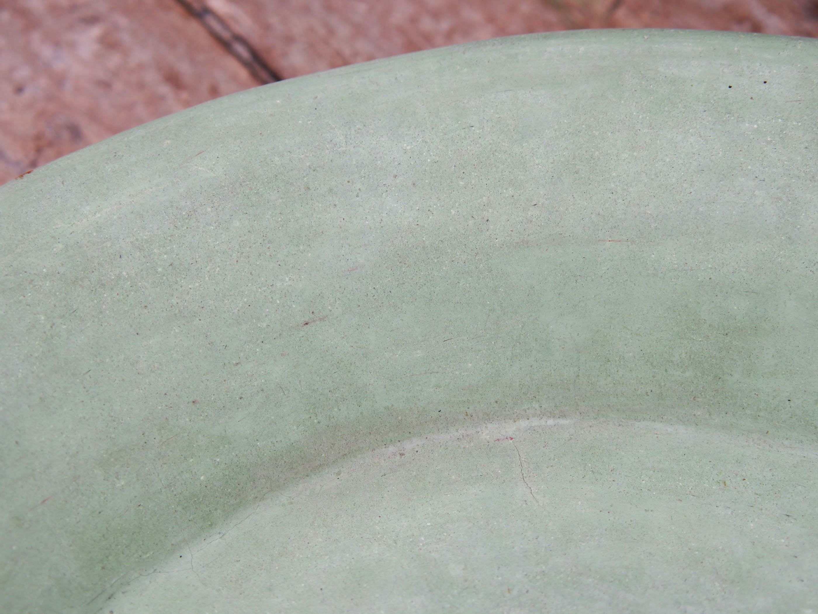 Piatto, centrotavola, ciotola tadelakt, un intonaco di origine marocchina tipico della città di Marrakech, un metodo completamente ecologico basato sull'utilizzo di calce idrata, sapone nero, pigmenti naturali e cere. Dimensioni Diametro 46 h8cm.