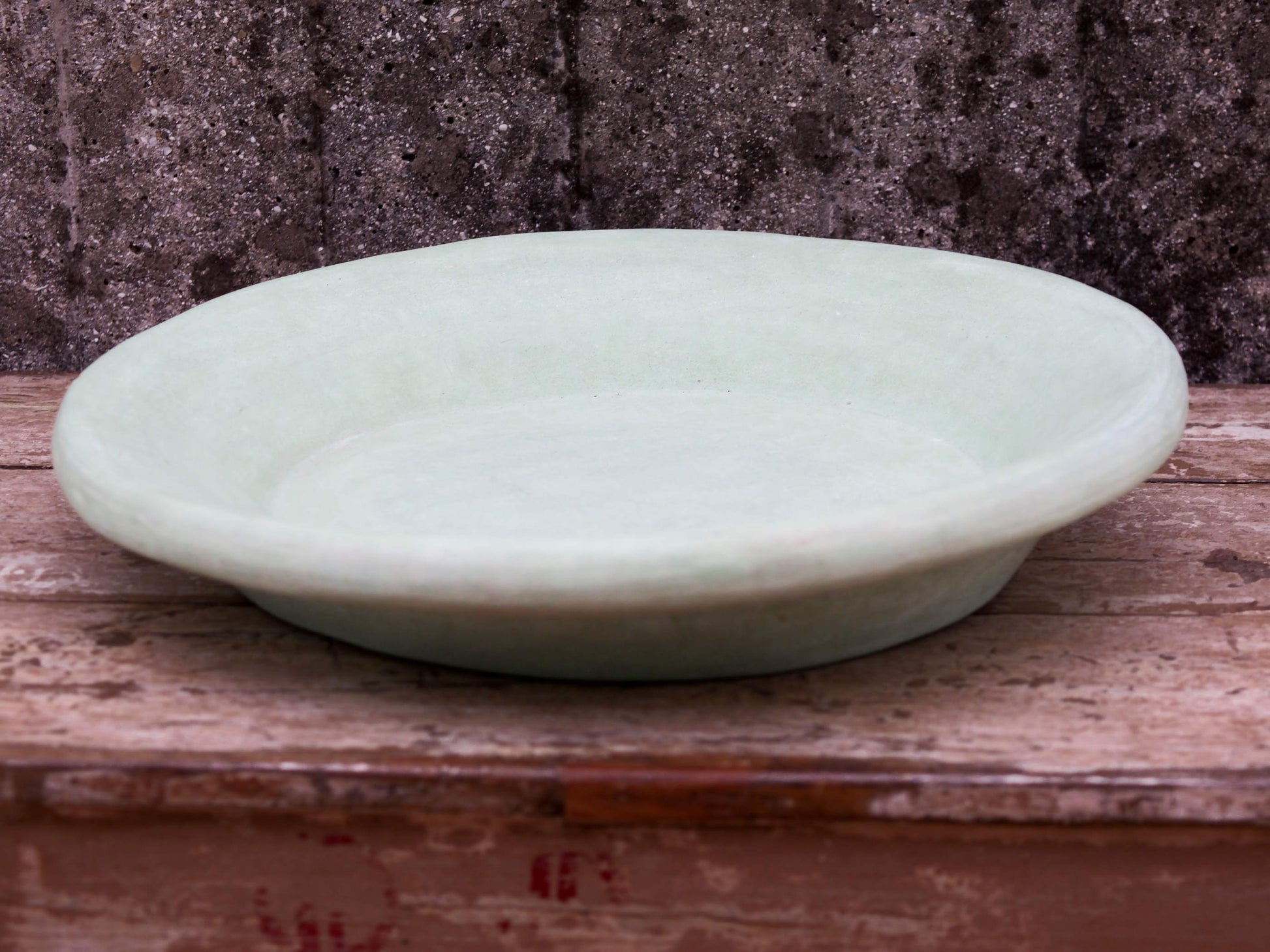 Piatto, centrotavola, ciotola tadelakt, un intonaco di origine marocchina tipico della città di Marrakech, un metodo completamente ecologico basato sull'utilizzo di calce idrata, sapone nero, pigmenti naturali e cere. Dimensioni Diametro 46 h8cm.