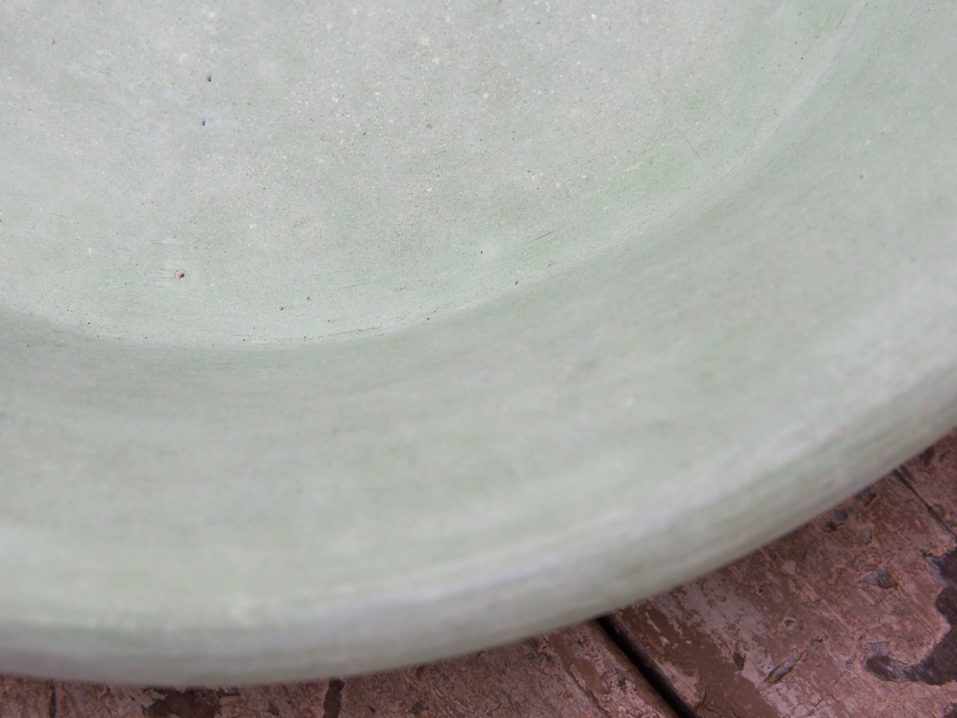 Piatto, centrotavola, ciotola tadelakt, un intonaco di origine marocchina tipico della città di Marrakech, un metodo completamente ecologico basato sull'utilizzo di calce idrata, sapone nero, pigmenti naturali e cere. Dimensioni Diametro 46 h8cm.