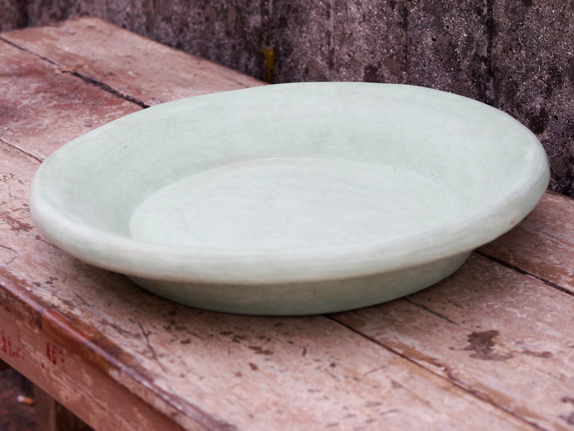 Piatto, centrotavola, ciotola tadelakt, un intonaco di origine marocchina tipico della città di Marrakech, un metodo completamente ecologico basato sull'utilizzo di calce idrata, sapone nero, pigmenti naturali e cere. Dimensioni Diametro 46 h8cm.