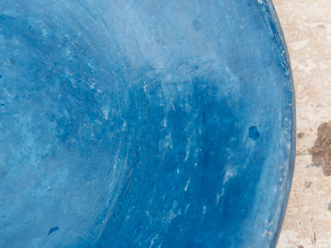 Piatto, centrotavola, ciotola tadelakt, un intonaco di origine marocchina tipico della città di Marrakech, un metodo completamente ecologico basato sull'utilizzo di calce idrata, sapone nero, pigmenti naturali e cere. Dimensioni Diametro 38 h5cm.