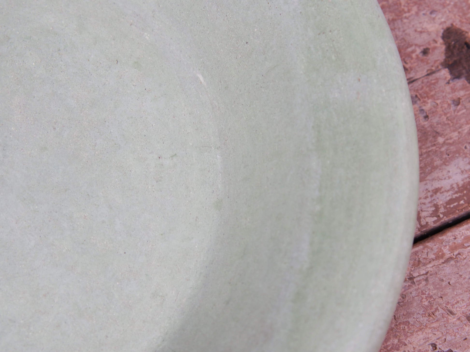 Piatto, centrotavola, ciotola tadelakt, un intonaco di origine marocchina tipico della città di Marrakech, un metodo completamente ecologico basato sull'utilizzo di calce idrata, sapone nero, pigmenti naturali e cere. Dimensioni Diametro 37 h6cm.
