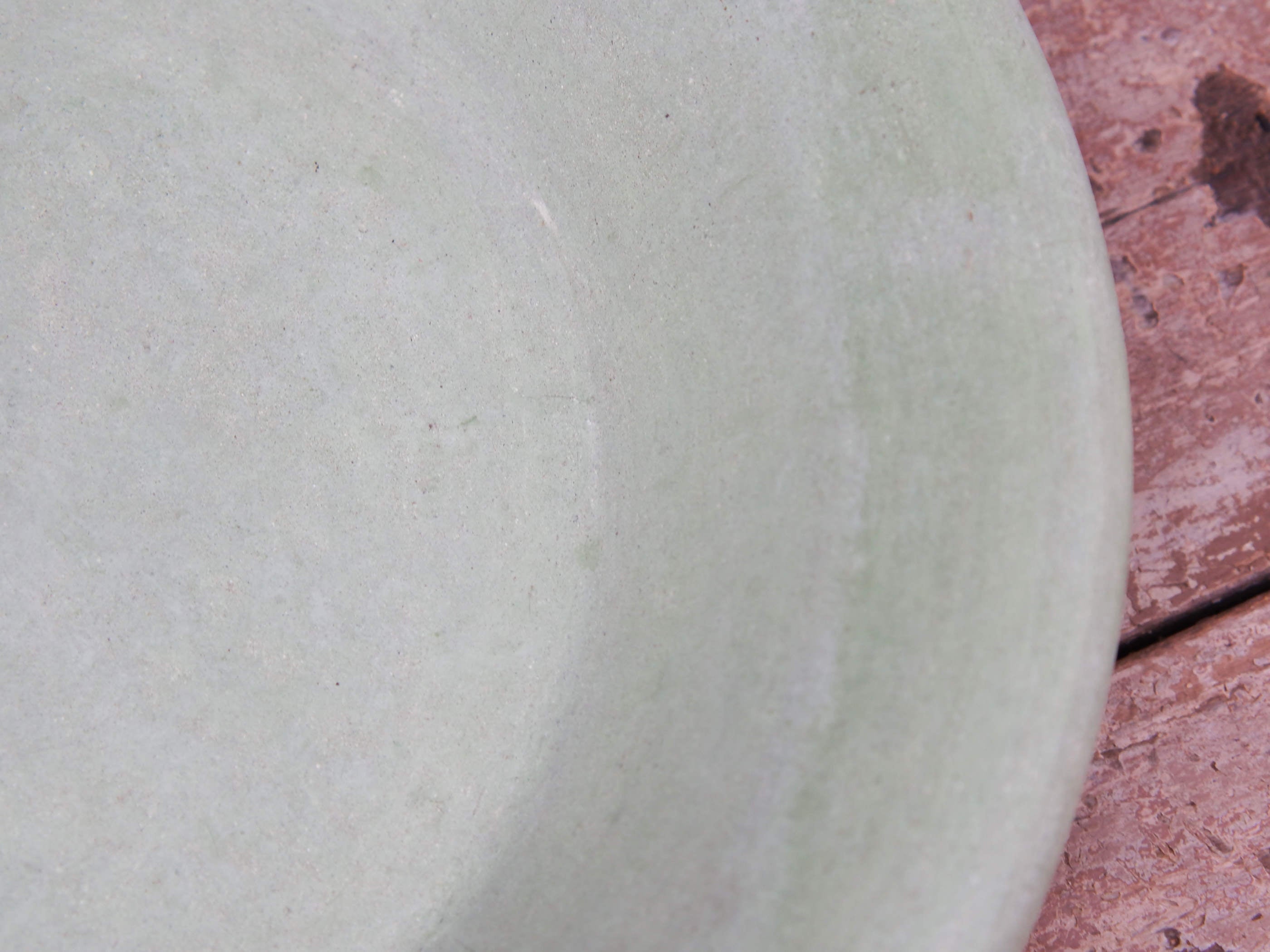 Piatto, centrotavola, ciotola tadelakt, un intonaco di origine marocchina tipico della città di Marrakech, un metodo completamente ecologico basato sull'utilizzo di calce idrata, sapone nero, pigmenti naturali e cere. Dimensioni Diametro 37 h6cm.