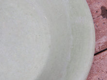 Carica l&#39;immagine nel visualizzatore di Gallery, Piatto, centrotavola, ciotola tadelakt, un intonaco di origine marocchina tipico della città di Marrakech, un metodo completamente ecologico basato sull&#39;utilizzo di calce idrata, sapone nero, pigmenti naturali e cere. Dimensioni Diametro 37 h6cm.