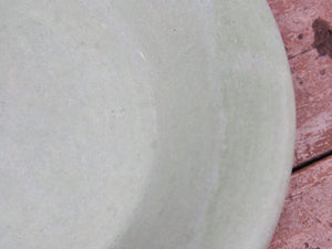 Piatto, centrotavola, ciotola tadelakt, un intonaco di origine marocchina tipico della città di Marrakech, un metodo completamente ecologico basato sull'utilizzo di calce idrata, sapone nero, pigmenti naturali e cere. Dimensioni Diametro 37 h6cm.