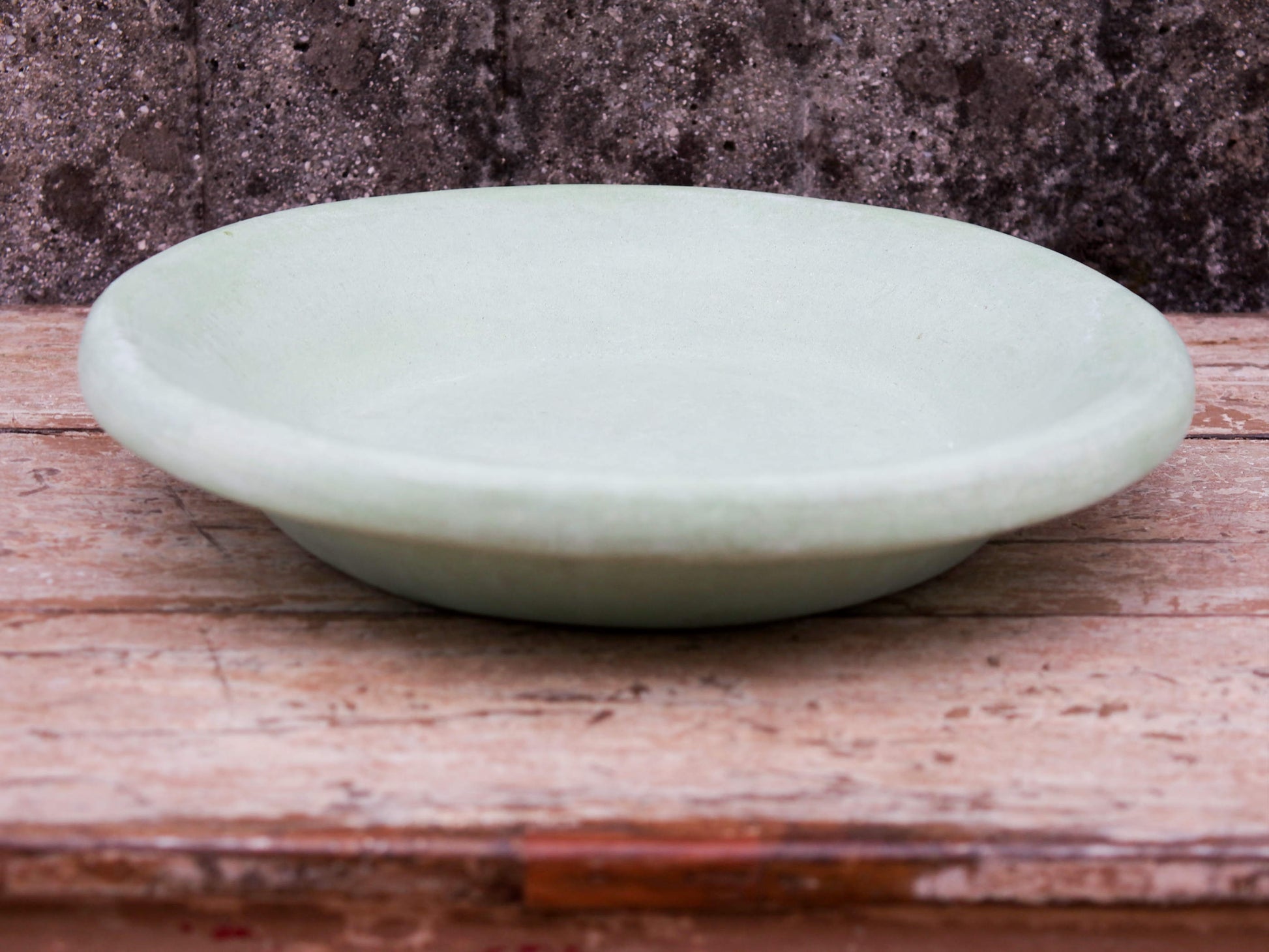 Piatto, centrotavola, ciotola tadelakt, un intonaco di origine marocchina tipico della città di Marrakech, un metodo completamente ecologico basato sull'utilizzo di calce idrata, sapone nero, pigmenti naturali e cere. Dimensioni Diametro 37 h6cm.