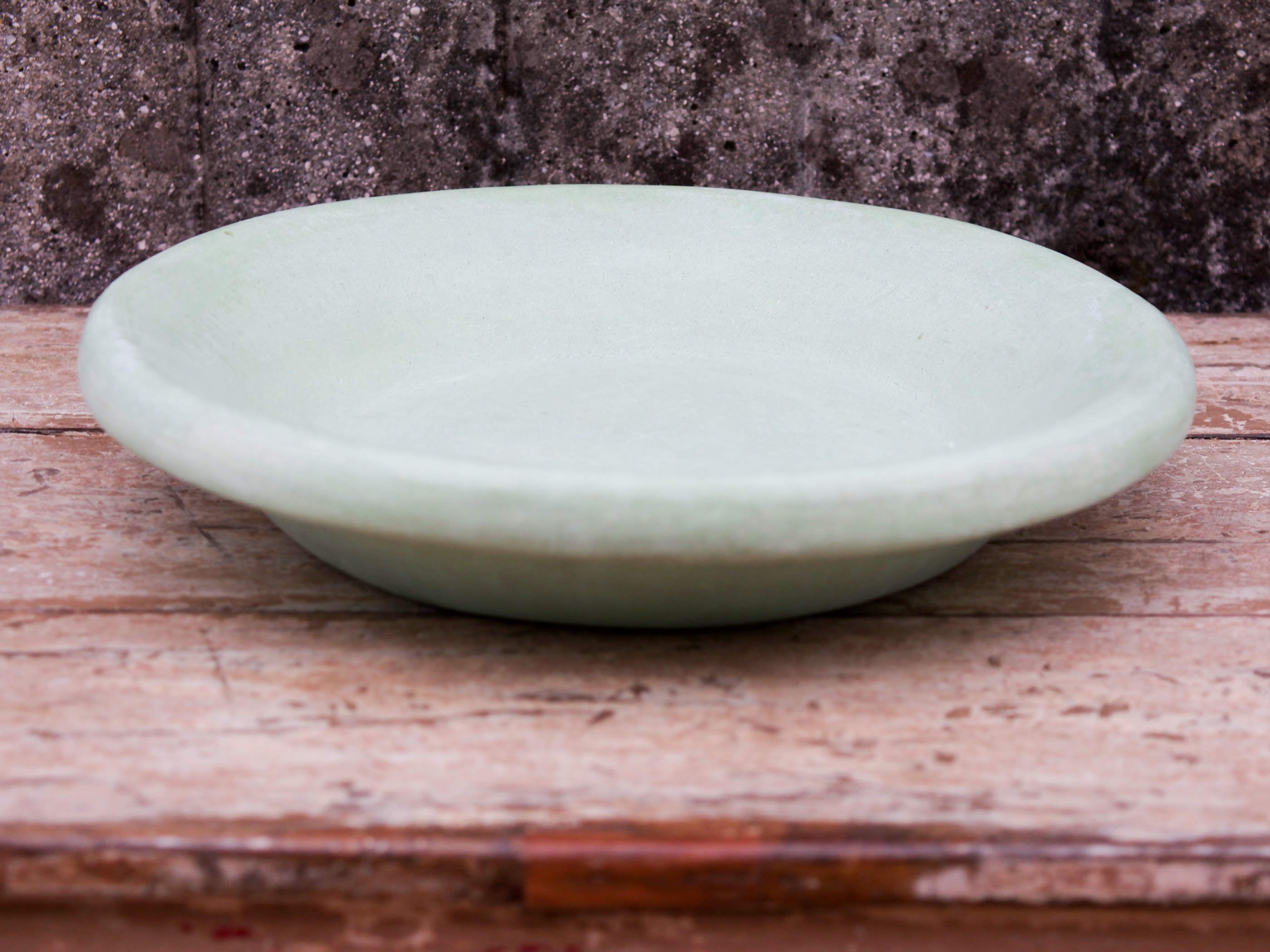 Piatto, centrotavola, ciotola tadelakt, un intonaco di origine marocchina tipico della città di Marrakech, un metodo completamente ecologico basato sull'utilizzo di calce idrata, sapone nero, pigmenti naturali e cere. Dimensioni Diametro 37 h6cm.