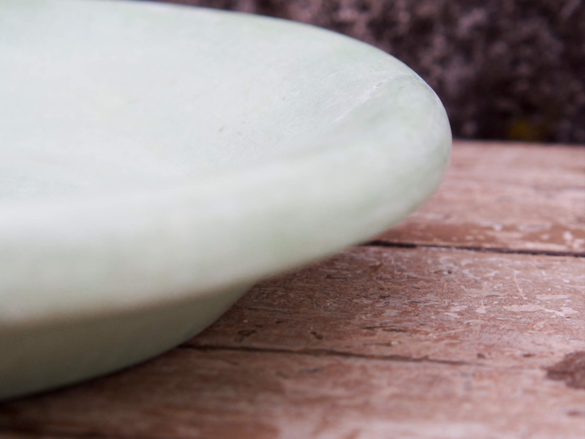 Piatto, centrotavola, ciotola tadelakt, un intonaco di origine marocchina tipico della città di Marrakech, un metodo completamente ecologico basato sull'utilizzo di calce idrata, sapone nero, pigmenti naturali e cere. Dimensioni Diametro 37 h6cm.