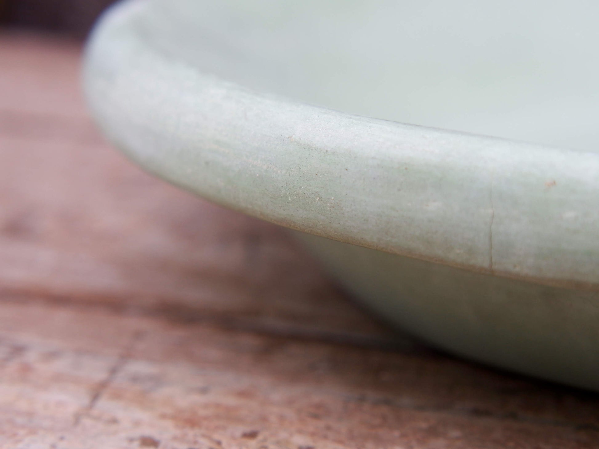 Piatto, centrotavola, ciotola tadelakt, un intonaco di origine marocchina tipico della città di Marrakech, un metodo completamente ecologico basato sull'utilizzo di calce idrata, sapone nero, pigmenti naturali e cere. Dimensioni Diametro 37 h6cm.
