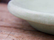 Carica l&#39;immagine nel visualizzatore di Gallery, Piatto, centrotavola, ciotola tadelakt, un intonaco di origine marocchina tipico della città di Marrakech, un metodo completamente ecologico basato sull&#39;utilizzo di calce idrata, sapone nero, pigmenti naturali e cere. Dimensioni Diametro 37 h6cm.