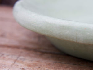 Piatto, centrotavola, ciotola tadelakt, un intonaco di origine marocchina tipico della città di Marrakech, un metodo completamente ecologico basato sull'utilizzo di calce idrata, sapone nero, pigmenti naturali e cere. Dimensioni Diametro 37 h6cm.