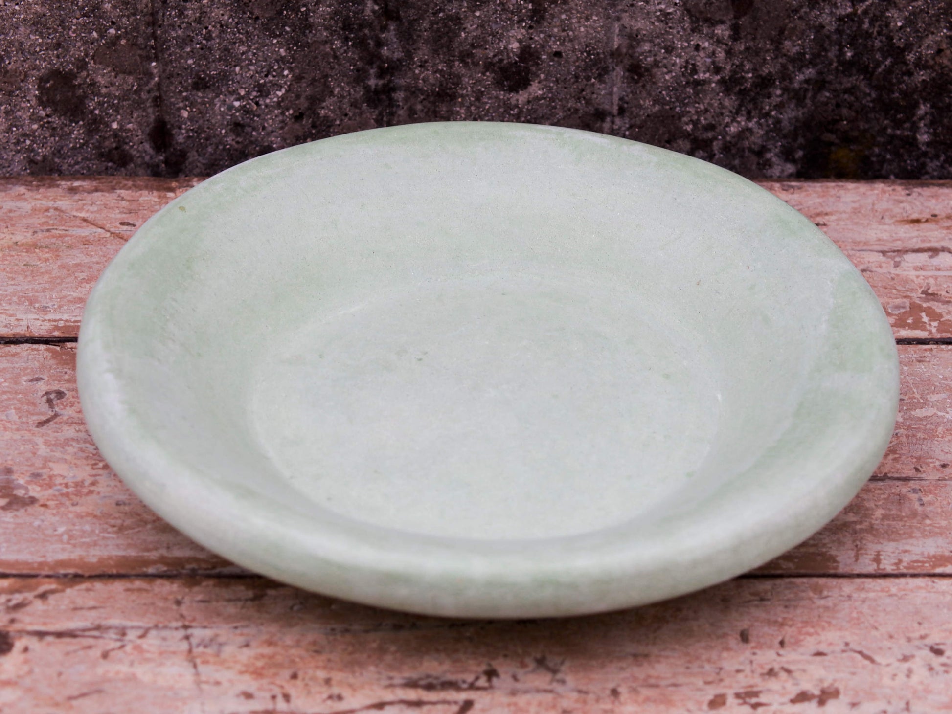 Piatto, centrotavola, ciotola tadelakt, un intonaco di origine marocchina tipico della città di Marrakech, un metodo completamente ecologico basato sull'utilizzo di calce idrata, sapone nero, pigmenti naturali e cere. Dimensioni Diametro 37 h6cm.
