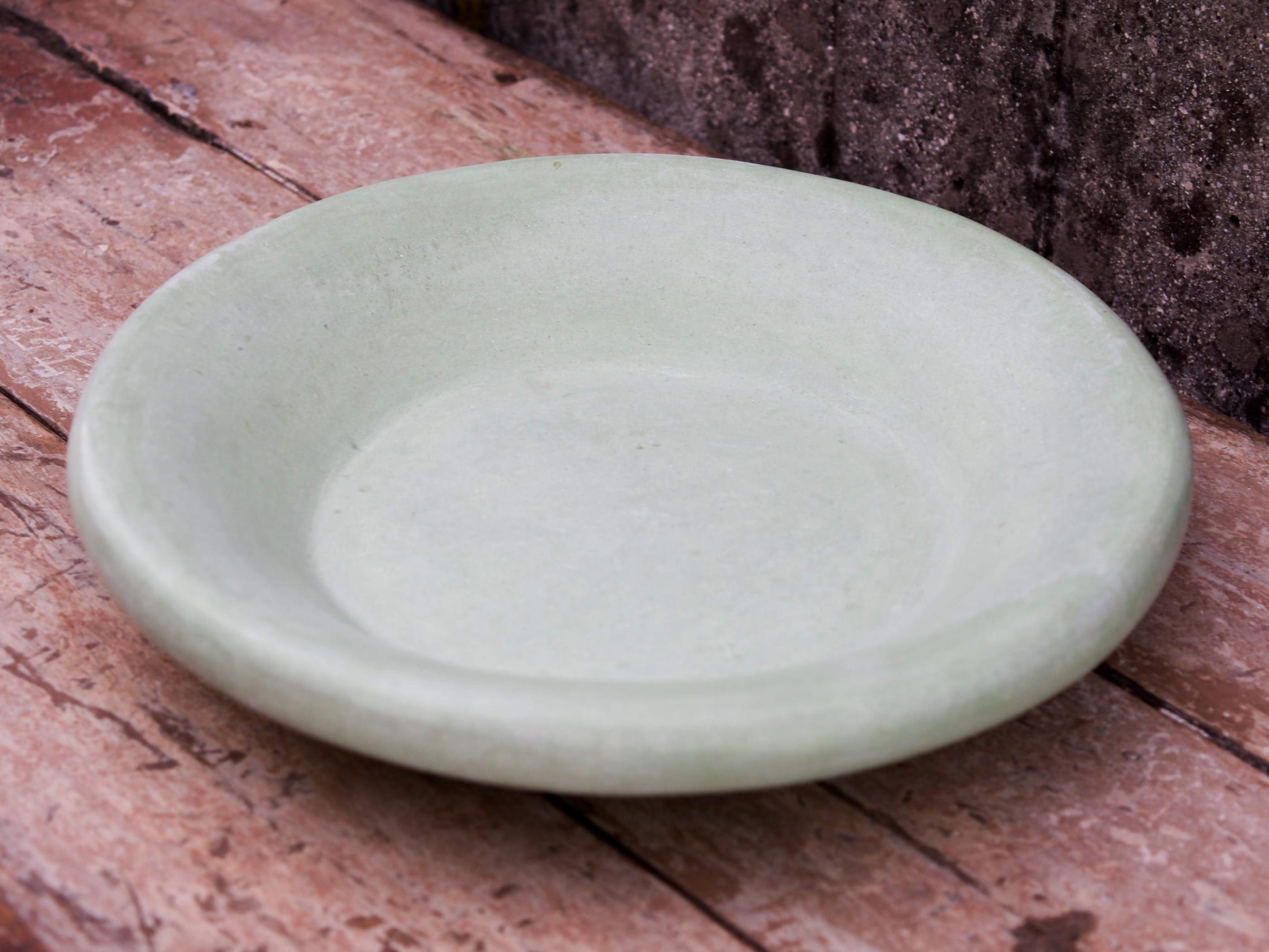 Piatto, centrotavola, ciotola tadelakt, un intonaco di origine marocchina tipico della città di Marrakech, un metodo completamente ecologico basato sull'utilizzo di calce idrata, sapone nero, pigmenti naturali e cere. Dimensioni Diametro 37 h6cm.