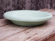 Carica l&#39;immagine nel visualizzatore di Gallery, Piatto, centrotavola, ciotola tadelakt, un intonaco di origine marocchina tipico della città di Marrakech, un metodo completamente ecologico basato sull&#39;utilizzo di calce idrata, sapone nero, pigmenti naturali e cere. Dimensioni Diametro 37 h6cm.