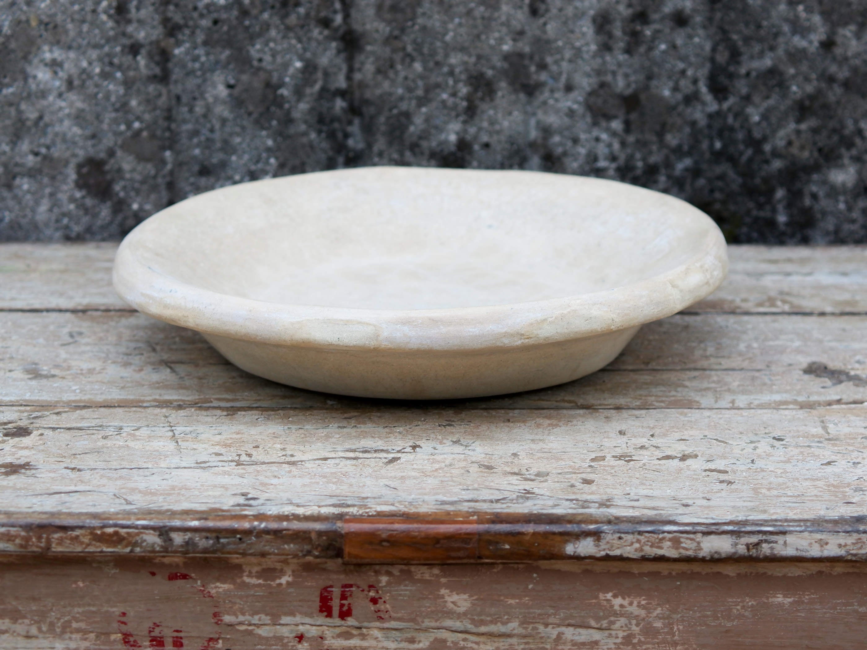 Piatto, centrotavola, ciotola tadelakt, un intonaco di origine marocchina tipico della città di Marrakech, un metodo completamente ecologico basato sull'utilizzo di calce idrata, sapone nero, pigmenti naturali e cere. Dimensioni Diametro 36 h6cm.