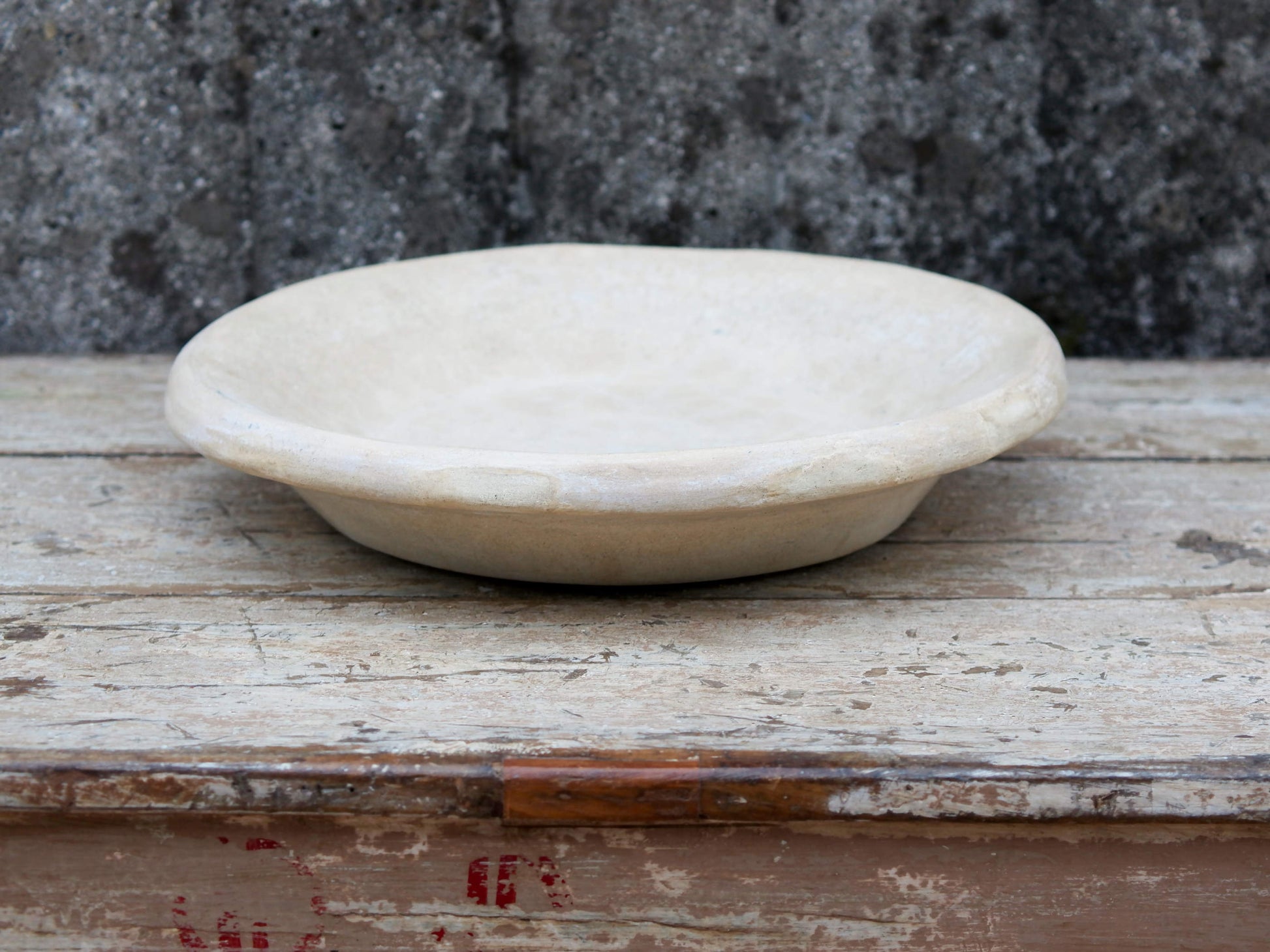 Piatto, centrotavola, ciotola tadelakt, un intonaco di origine marocchina tipico della città di Marrakech, un metodo completamente ecologico basato sull'utilizzo di calce idrata, sapone nero, pigmenti naturali e cere. Dimensioni Diametro 36 h6cm.