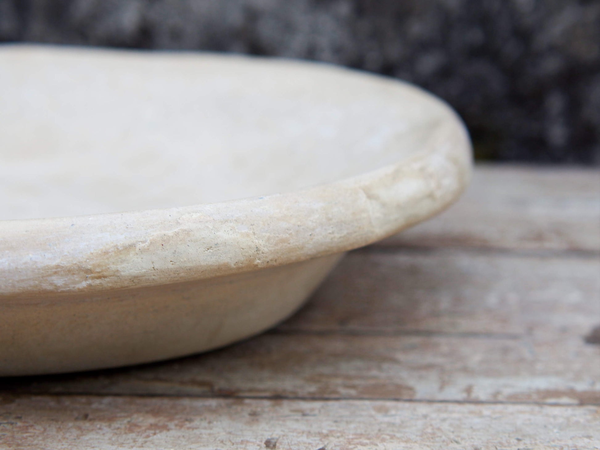 Piatto, centrotavola, ciotola tadelakt, un intonaco di origine marocchina tipico della città di Marrakech, un metodo completamente ecologico basato sull'utilizzo di calce idrata, sapone nero, pigmenti naturali e cere. Dimensioni Diametro 36 h6cm.