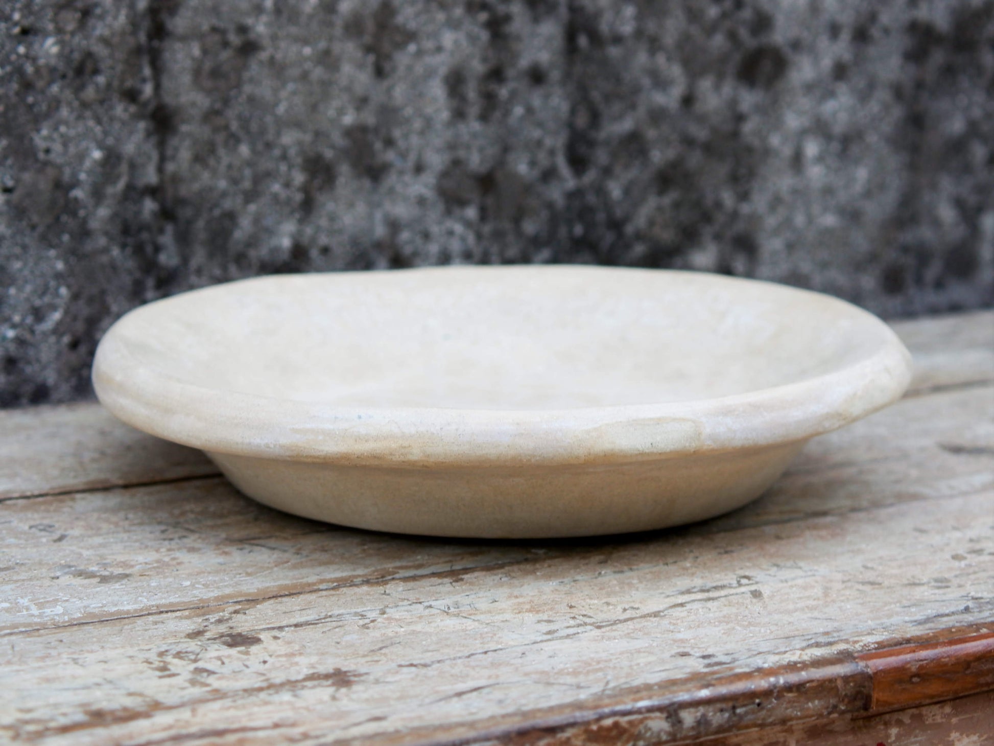 Piatto, centrotavola, ciotola tadelakt, un intonaco di origine marocchina tipico della città di Marrakech, un metodo completamente ecologico basato sull'utilizzo di calce idrata, sapone nero, pigmenti naturali e cere. Dimensioni Diametro 36 h6cm.