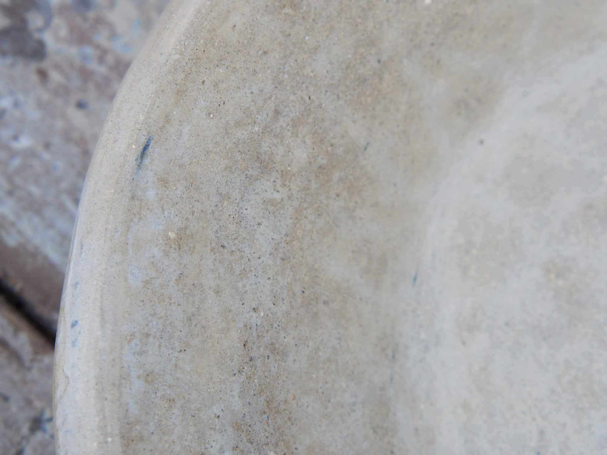Piatto, centrotavola, ciotola tadelakt, un intonaco di origine marocchina tipico della città di Marrakech, un metodo completamente ecologico basato sull'utilizzo di calce idrata, sapone nero, pigmenti naturali e cere. Dimensioni Diametro 36 h6cm.