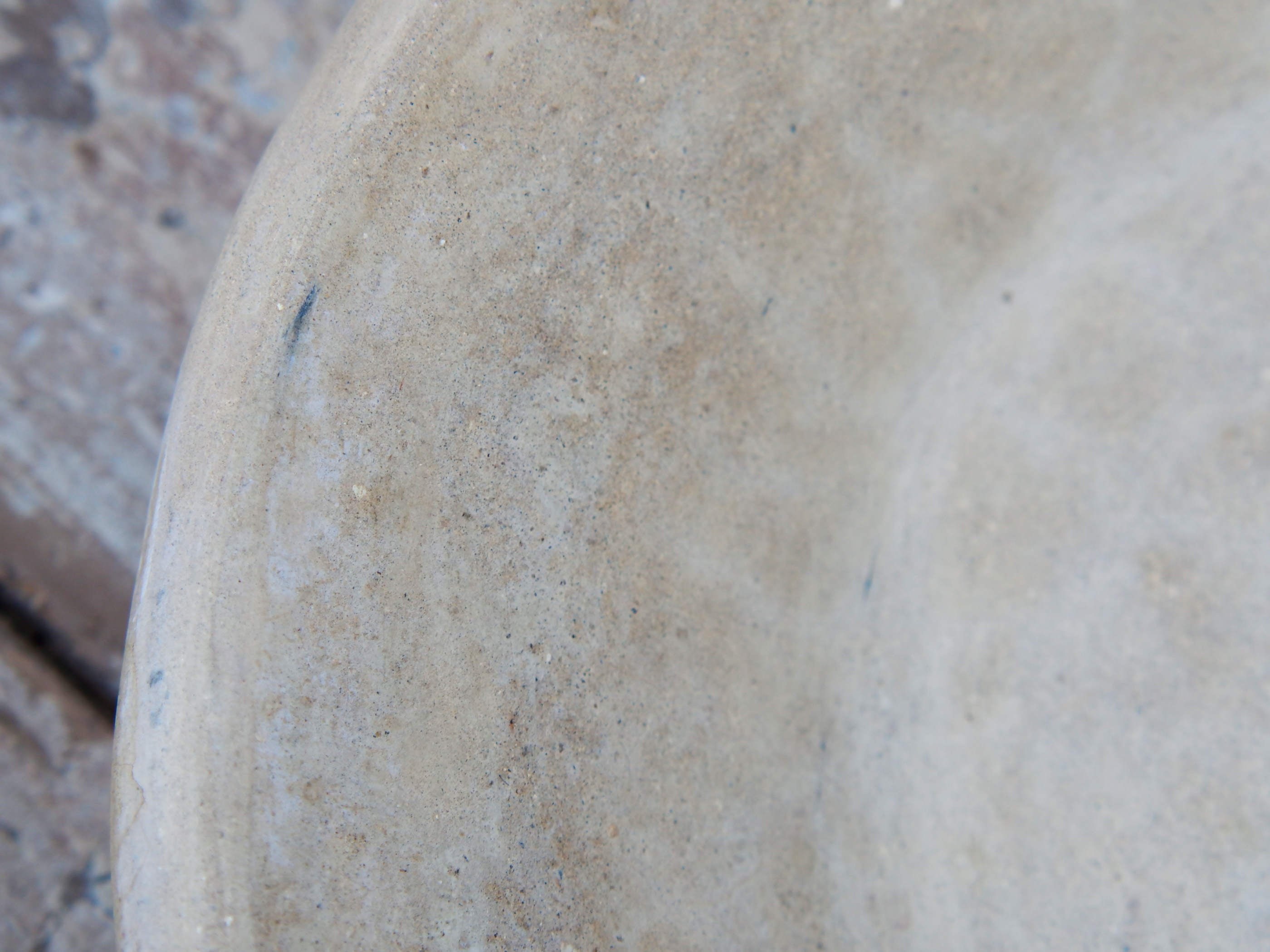 Piatto, centrotavola, ciotola tadelakt, un intonaco di origine marocchina tipico della città di Marrakech, un metodo completamente ecologico basato sull'utilizzo di calce idrata, sapone nero, pigmenti naturali e cere. Dimensioni Diametro 36 h6cm.