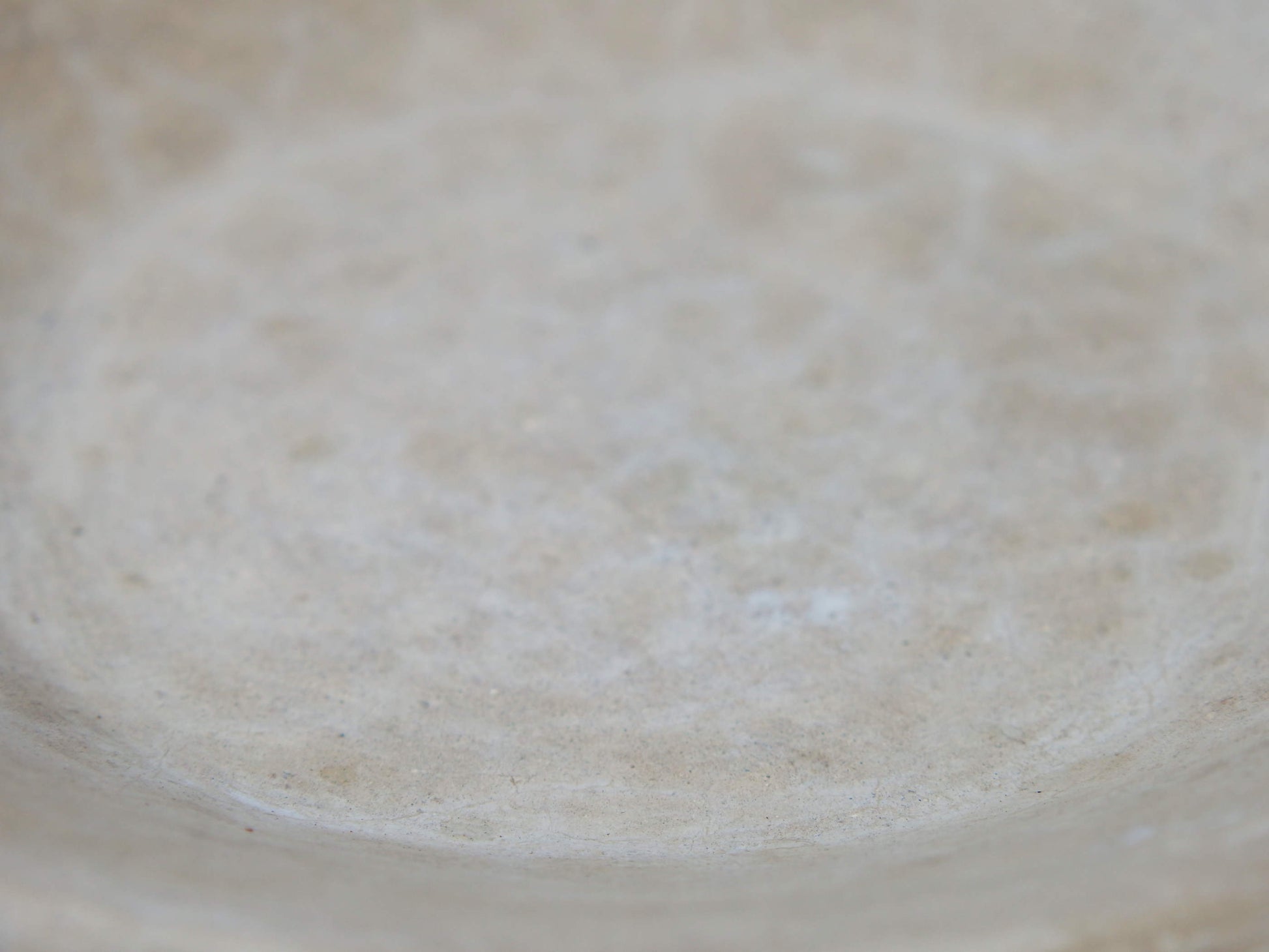 Piatto, centrotavola, ciotola tadelakt, un intonaco di origine marocchina tipico della città di Marrakech, un metodo completamente ecologico basato sull'utilizzo di calce idrata, sapone nero, pigmenti naturali e cere. Dimensioni Diametro 36 h6cm.