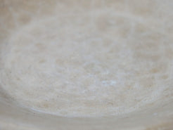 Piatto, centrotavola, ciotola tadelakt, un intonaco di origine marocchina tipico della città di Marrakech, un metodo completamente ecologico basato sull'utilizzo di calce idrata, sapone nero, pigmenti naturali e cere. Dimensioni Diametro 36 h6cm.