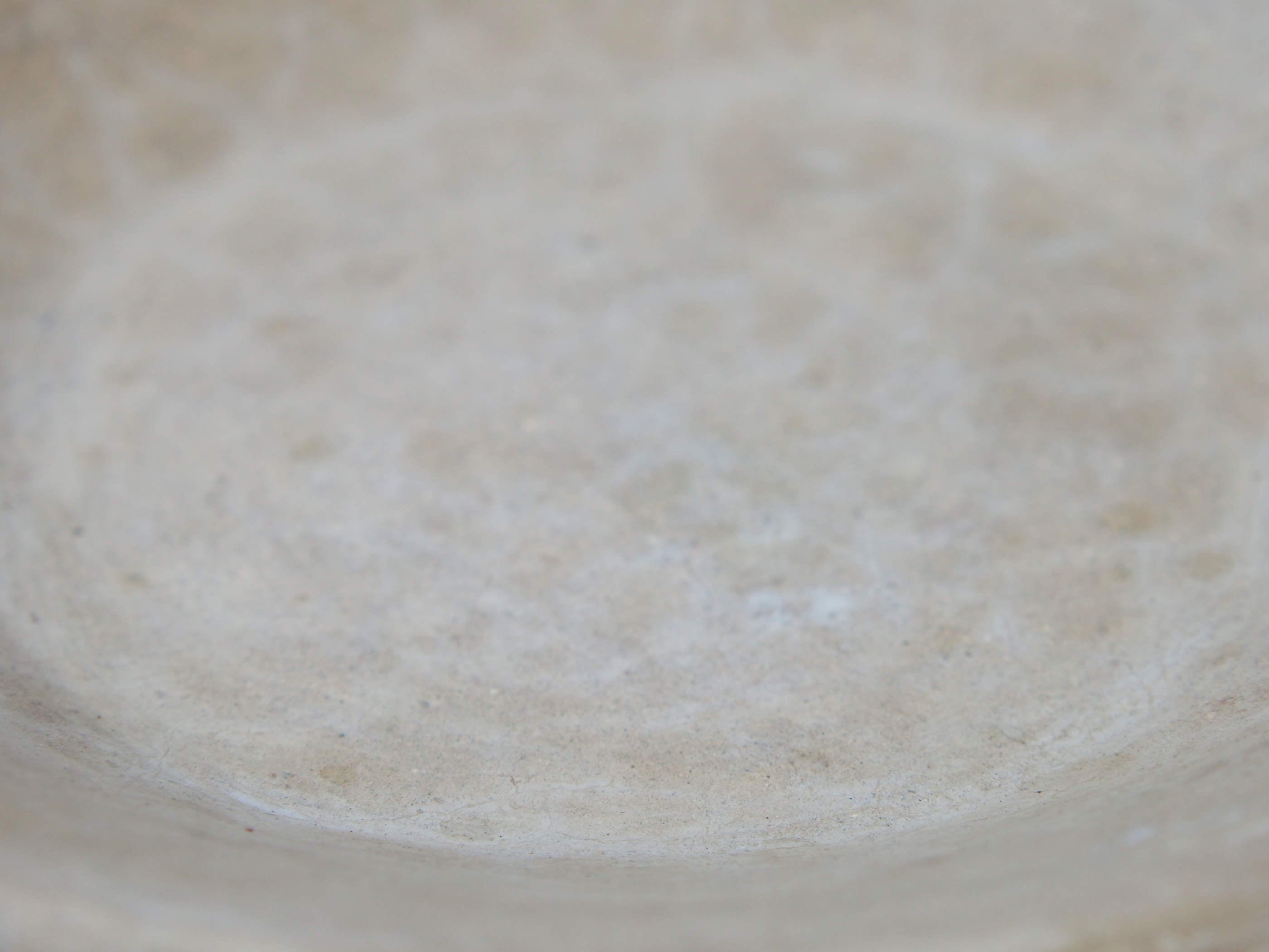 Piatto, centrotavola, ciotola tadelakt, un intonaco di origine marocchina tipico della città di Marrakech, un metodo completamente ecologico basato sull'utilizzo di calce idrata, sapone nero, pigmenti naturali e cere. Dimensioni Diametro 36 h6cm.